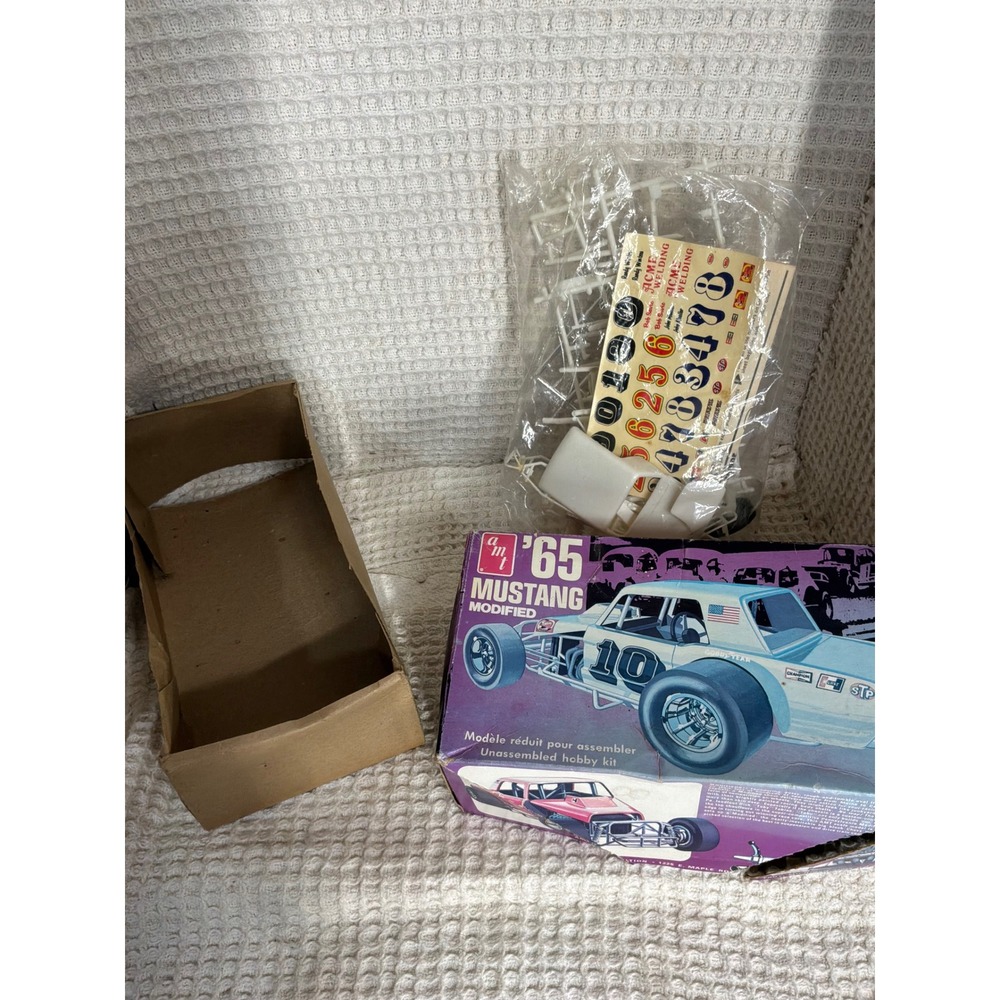 Vintage Unisex AMT 65 Mustang Modified Model Kit 1:25 White